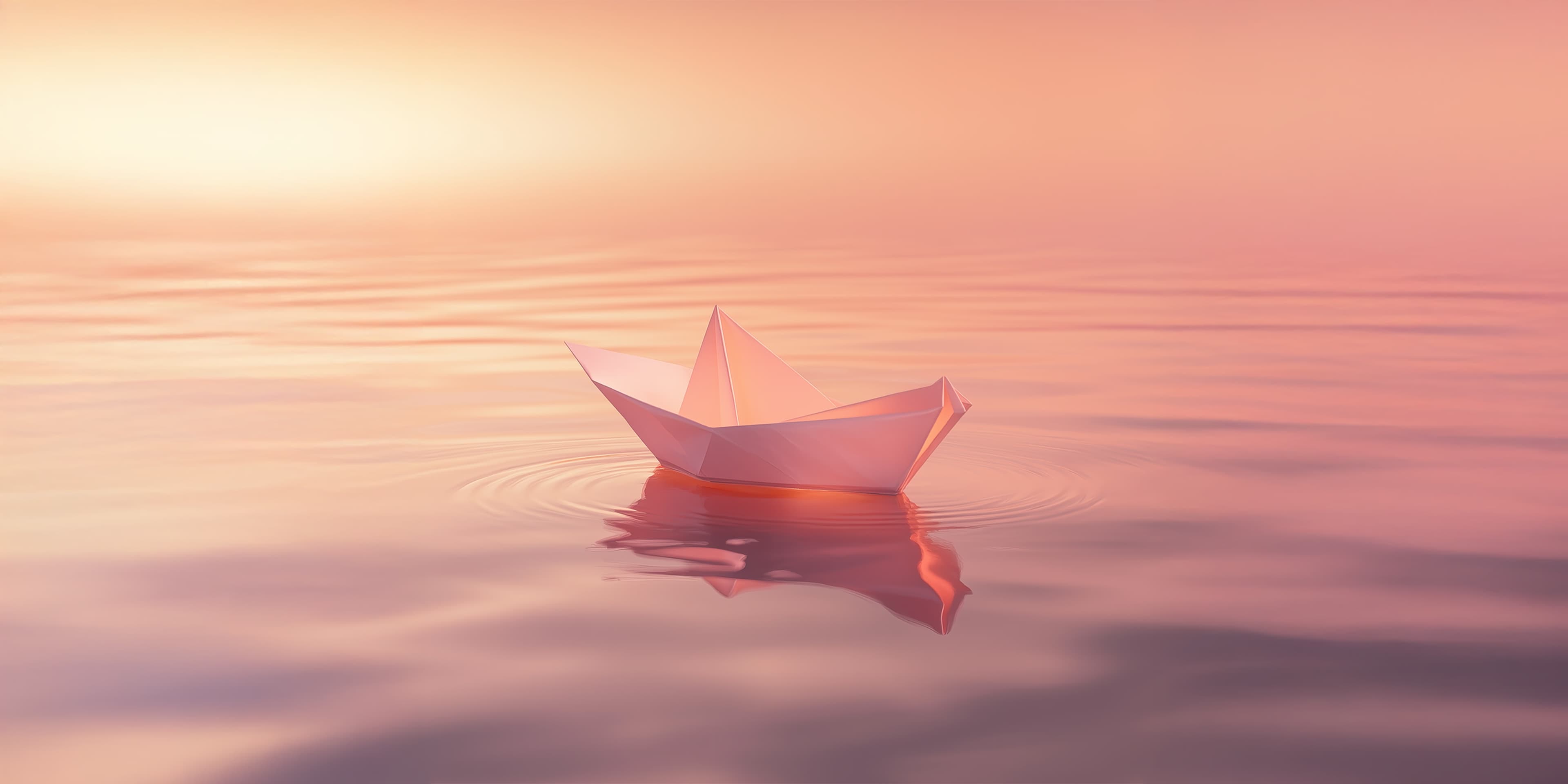 Bateau en papier flottant sur une eau calme au coucher du soleil, dans une ambiance rose pastel